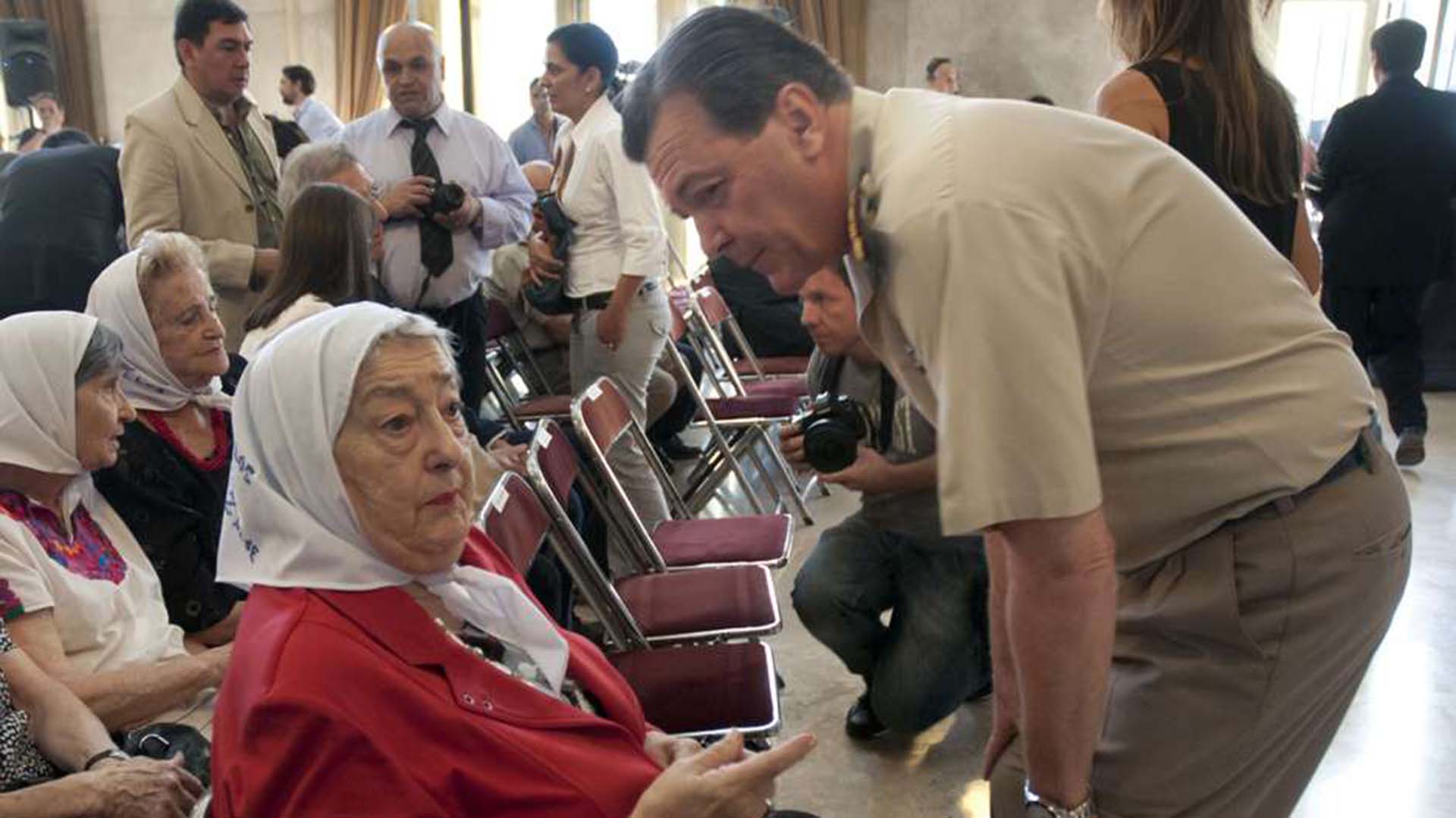Hebe de Bonafini junto a César Milani