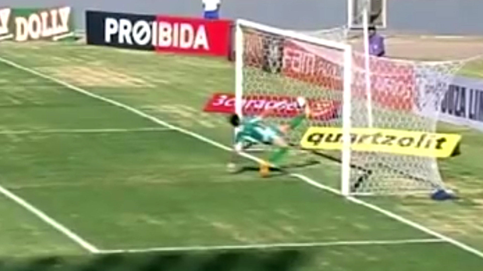 El arquero intentó despejar el balón con una chilena