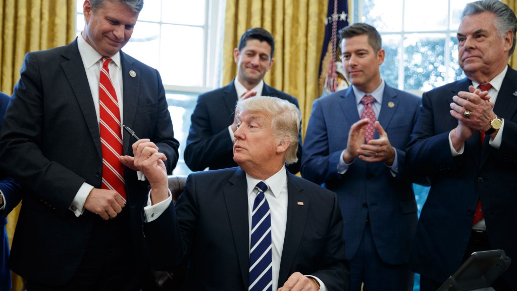 El presidente Donald Trump acusa a la prensa de magnificar sus desaciertos y no prestar suficiente atención a sus logros (AP)