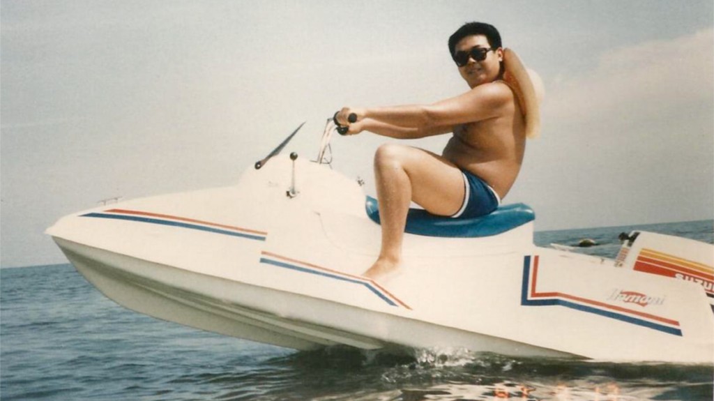 En esta foto de 1987, Kim Jong-nam monta una moto de agua en la playa de Wonsan (Imogen O’Neil/The Golden Cage: Life with Kim Jong Il, A Daughter’s Story)