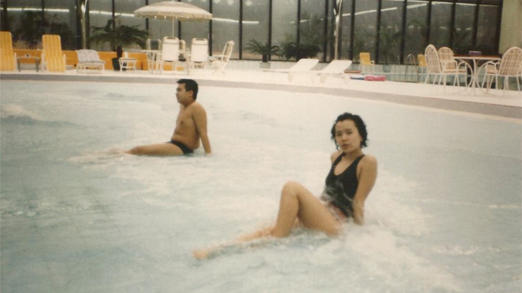 El heredero del régimen y su prima en una piscina en Pyongyang en 1990 (Imogen O’Neil/The Golden Cage: Life with Kim Jong Il, A Daughter’s Story)