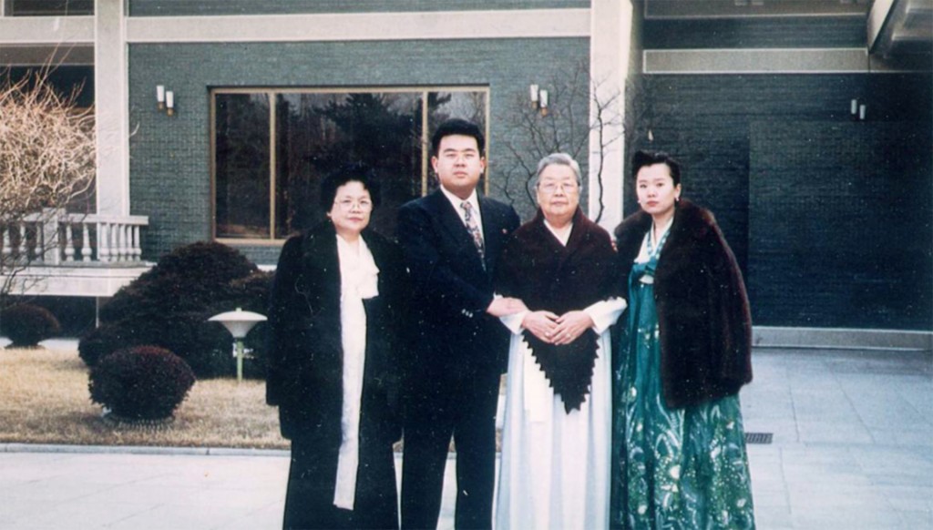 Song Hye-rang, Kim Jong-nam, Kim Wonju y Li Nam Ok en el cumpleaños del dictador Kim Jong Il en 1992 (Imogen O’Neil/The Golden Cage: Life with Kim Jong Il, A Daughter’s Story)