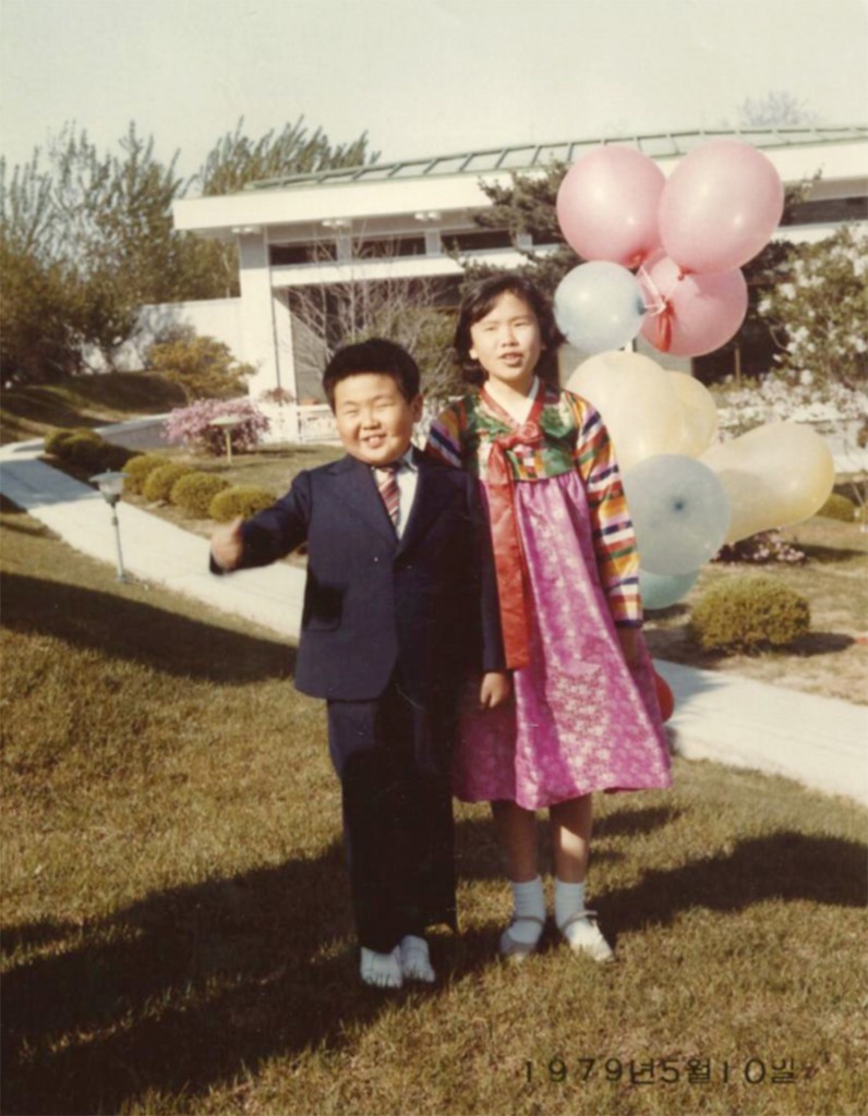 En su cumpleaños número 8 en 1979 y junto Li Nam Ok, sobrina de su madre que vivió un tiempo con la familia gobernante antes de exiliarse en Occidente en 1992 (Imogen O’Neil/The Golden Cage: Life with Kim Jong Il, A Daughter’s Story)