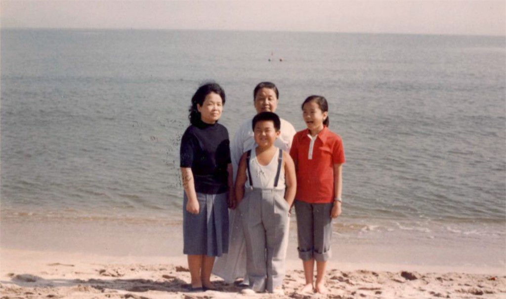 Junto su tía Song Hye rang, a la izquierda; su abuela Kim Won Ju, atrás; y Li Nam Ok, a la derecha, en la playa de Wonsan en 1980 (Imogen O’Neil/The Golden Cage: Life with Kim Jong Il, A Daughter’s Story)