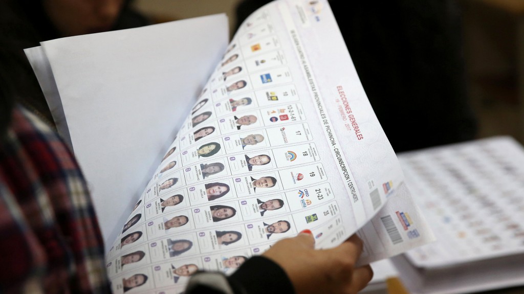 Una mujer controla su voto antes de dejarlo en la urna (Reuters)