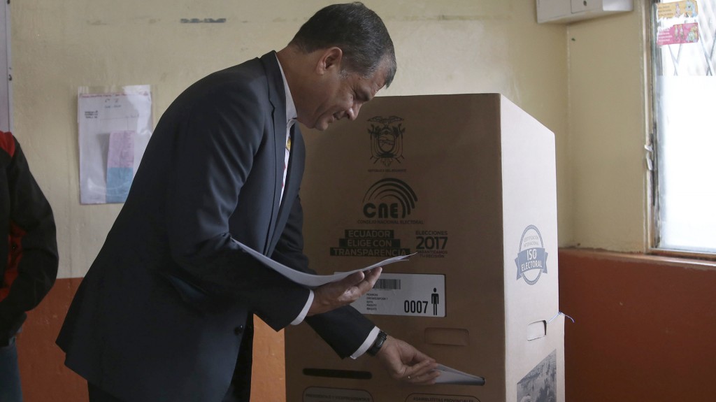 El presidente de Ecuador, Rafael Correa, sufraga a poco de la apertura de las mesas electorales (AFP)