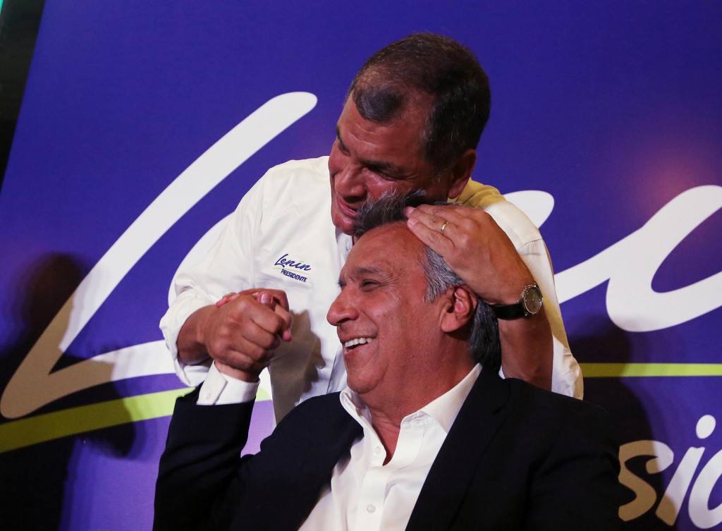 El presidente de Ecuador, Rafael Correa, abraza al candidato del oficialismo, Lenín Moreno. (Reuters)