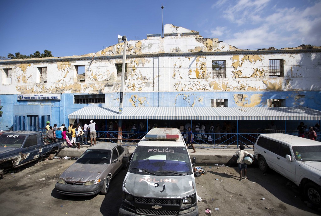 Familiares traen comida a los reos en la penitenciaría de Puerto Príncipe (AP)