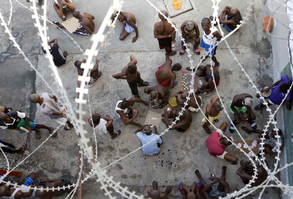 Dominó, damas y naipes, los pasatiempos preferidos en las prisiones haitianas (AP)