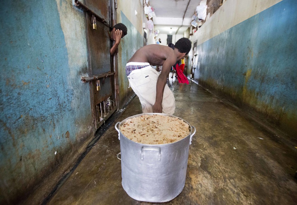 Un prisionero arrastra una olla llena con la comida que se repite todos los días: arroz y frijoles. Las autoridades de la cárcel dicen no recibir los fondos necesarios del gobierno para alimentar correctamente a todos y los casos de anemia y desnutrición abundan (AP)