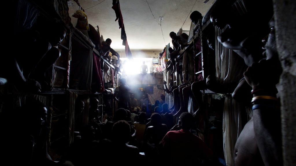Los prisioneros se amontonan para ver la televisión en la penitenciaría de Puerto Príncipe (AP/Dieu Nalio Chery)