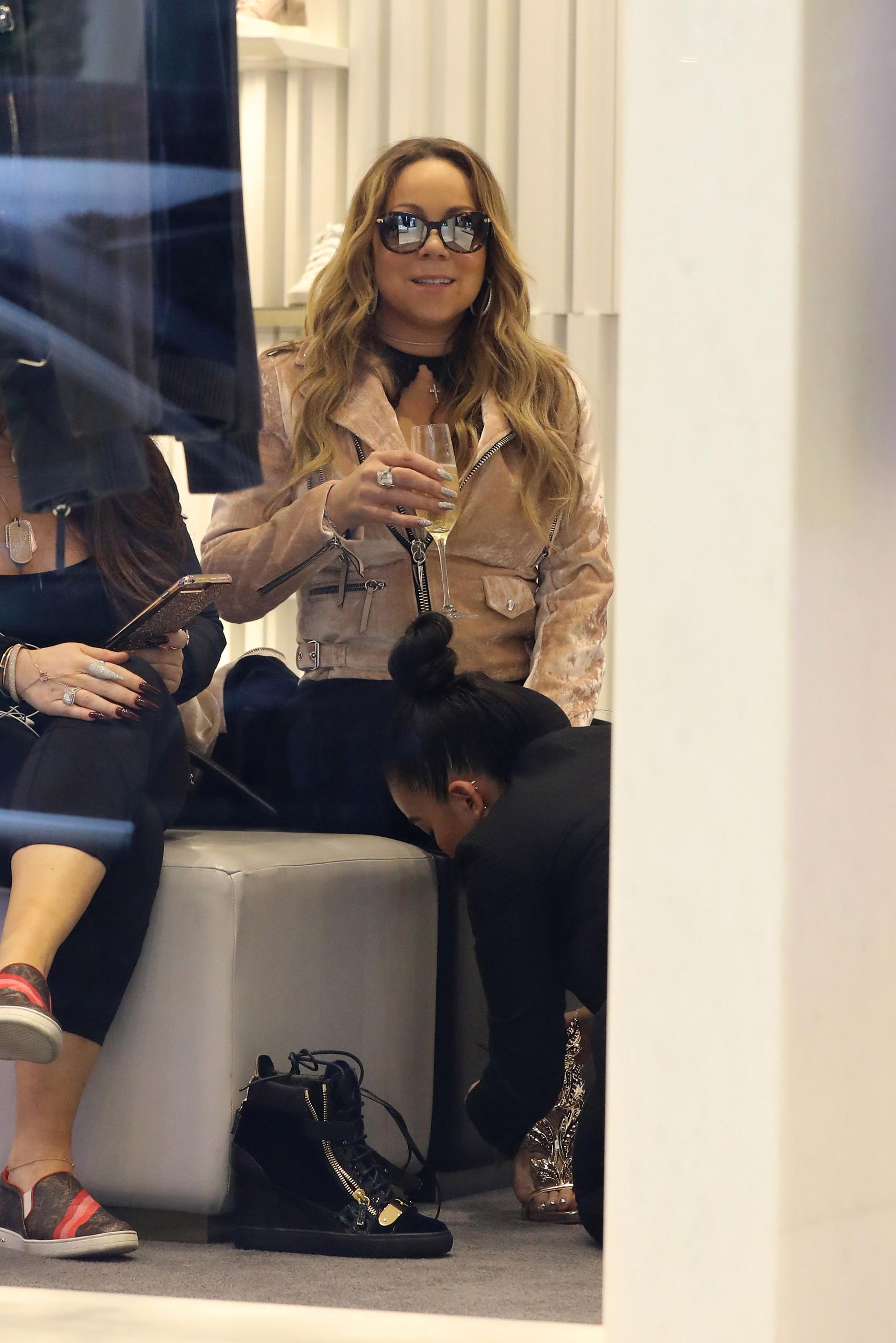 Como toda diva, recibió una atención personalizada que incluyó una copa de champagne y que la vendedora le ajustara los zapatos