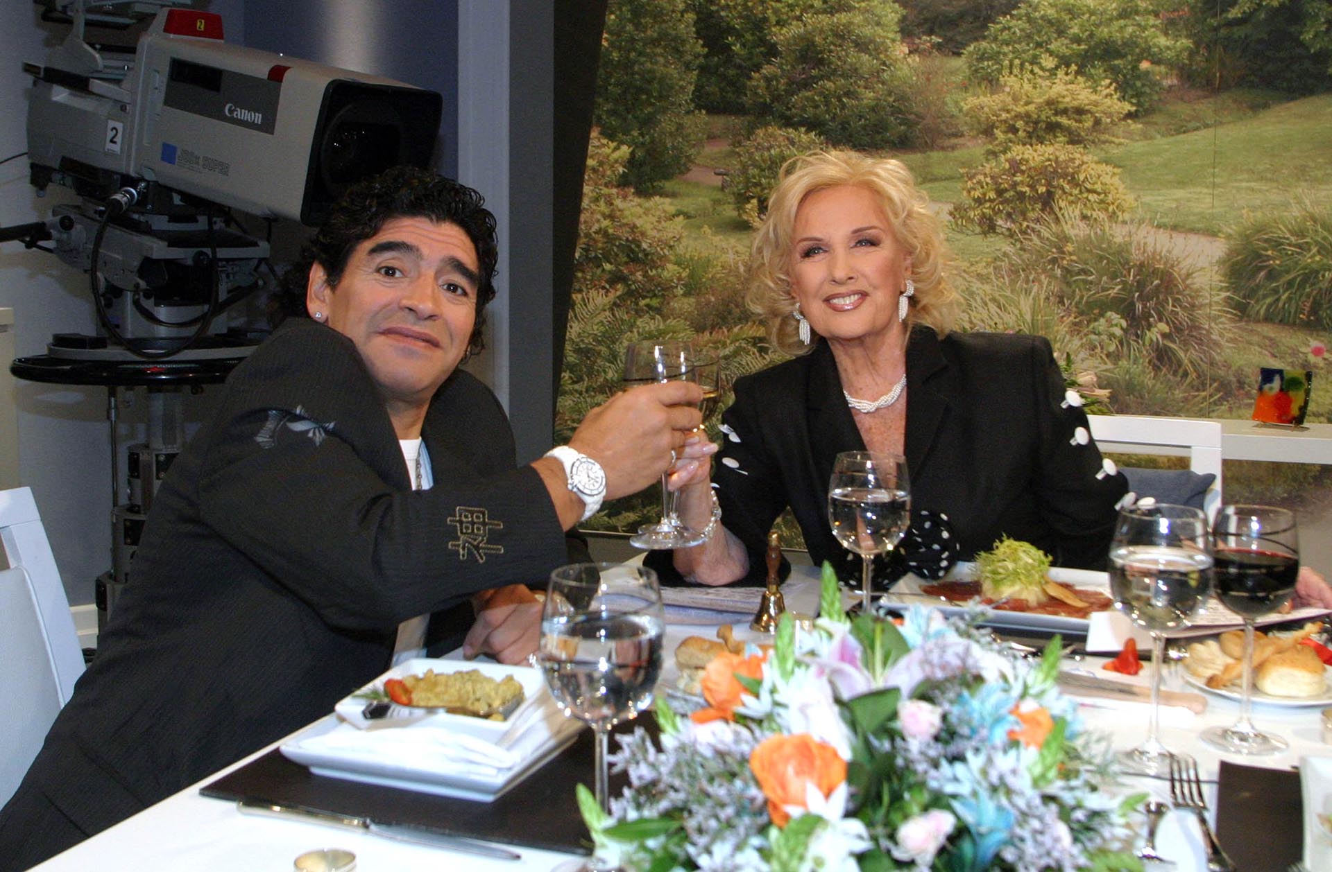 En 2005, con Diego Maradona como invitado a su programa (Télam)
