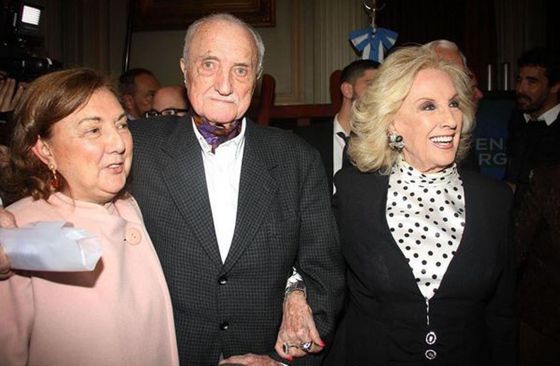 Junto a su hermano, José, recibiendo el Premio Sarmiento por su trayectoria artística