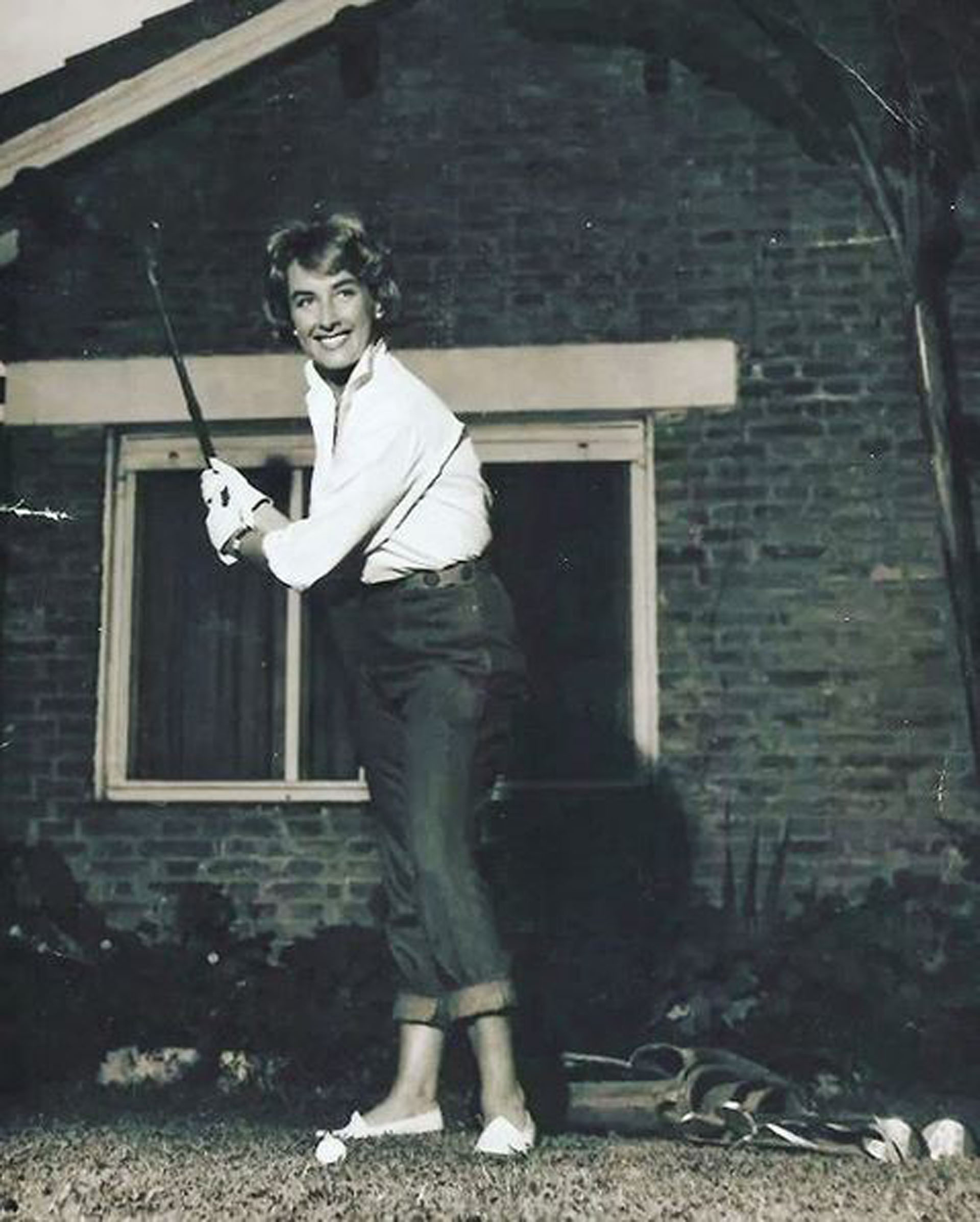 La diva, sonriente, jugando al golf