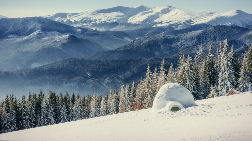 La nieve debe estar lo suficientemente seca y firme para moldearla y cortarla (istock)
