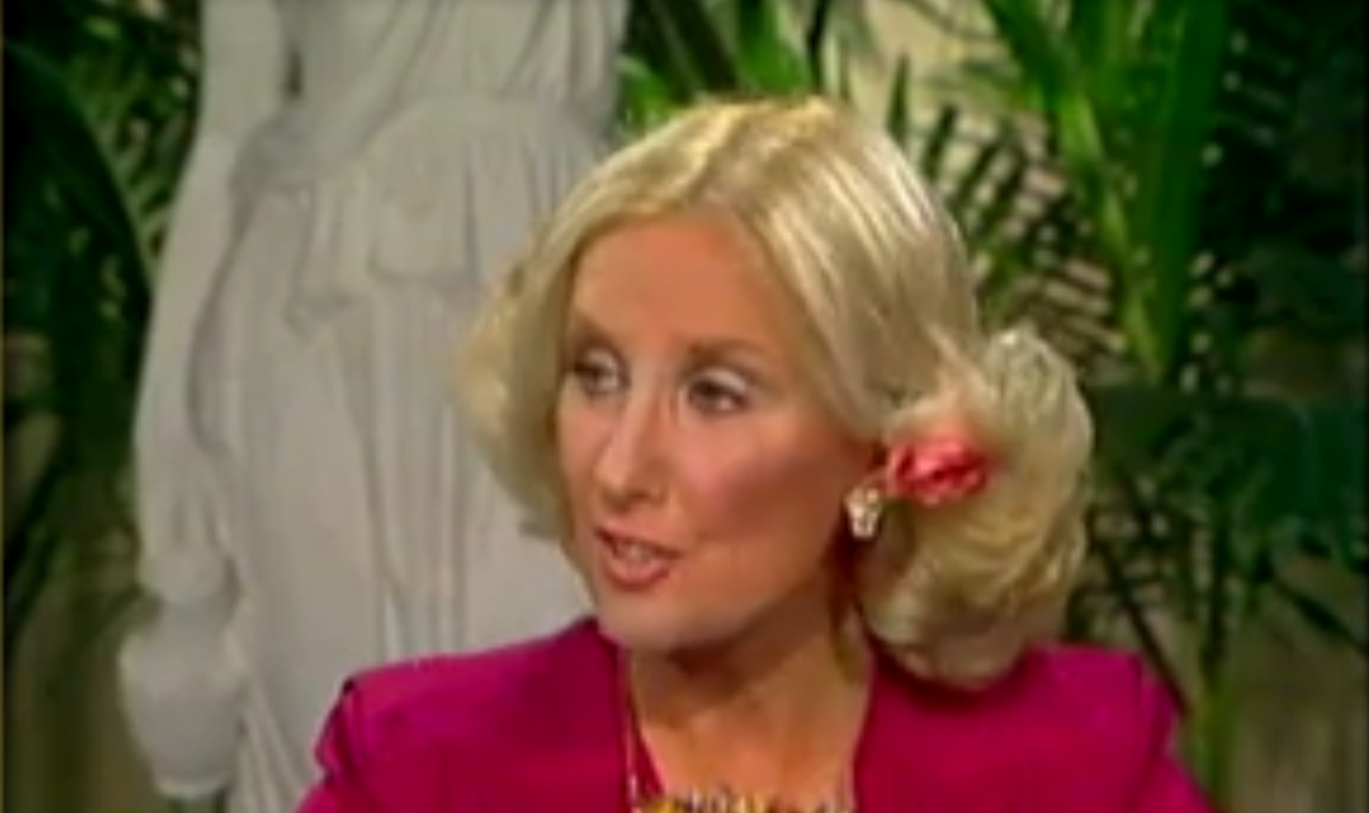 Durante uno de sus almuerzos, poco después de que llegara la televisión a color a la Argentina