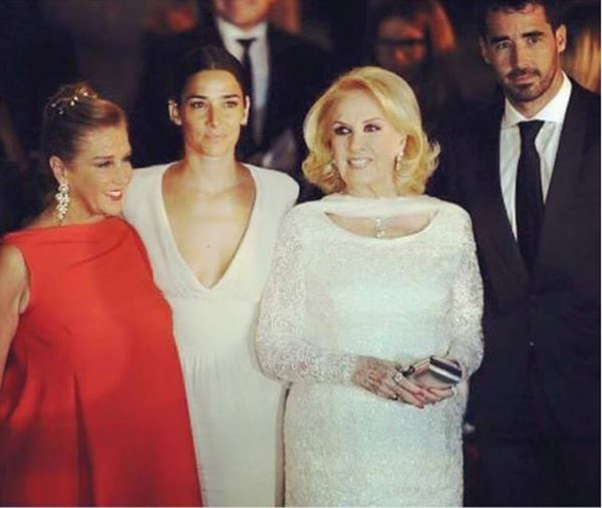 Con su hija Marcela y sus nietos Juana y Nacho Viale durante una ceremonia en el primer día de Mauricio Macri como Presidente