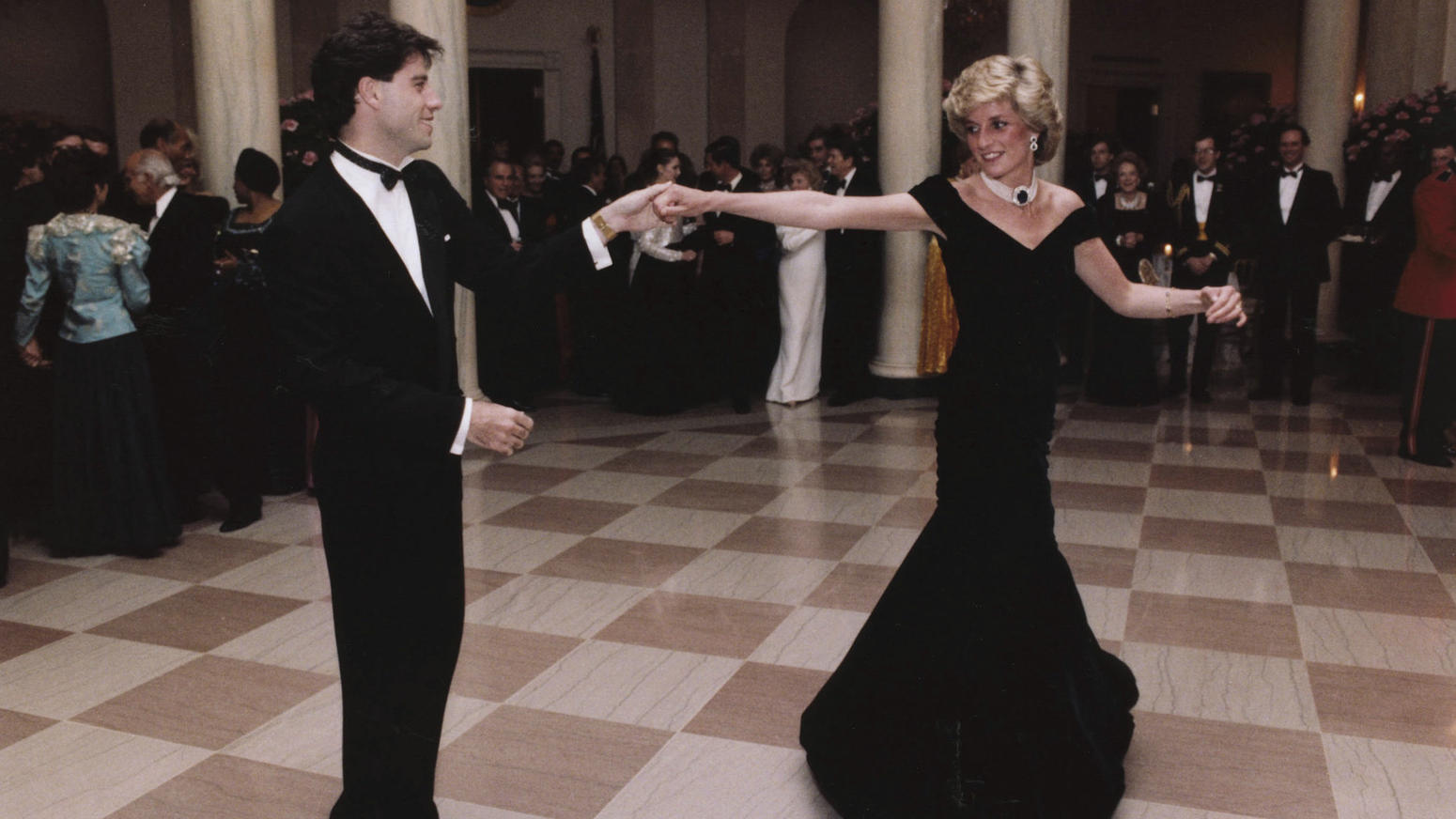 La princesa Diana bailó con el actor John Travolta en la cena de la Casa Blanca del presidente Reagan en 1985. Usó un vestido de terciopelo azul hecho por encargo de Victor Edelstein (REX/Shutterstock)