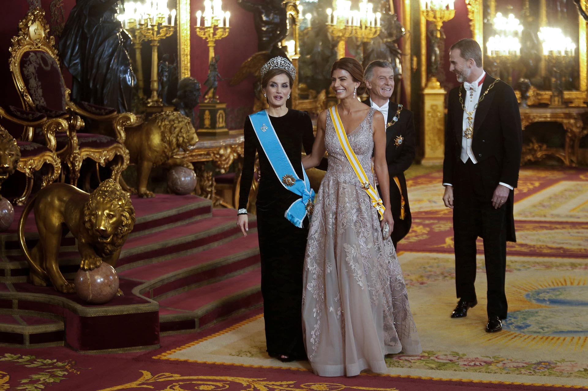 LOS-REYES-OFRECEN-CENA-DE-GALA-AL-PRESIDENTE-ARGENTINA-MACRI-AWADA-SF-2.jpg