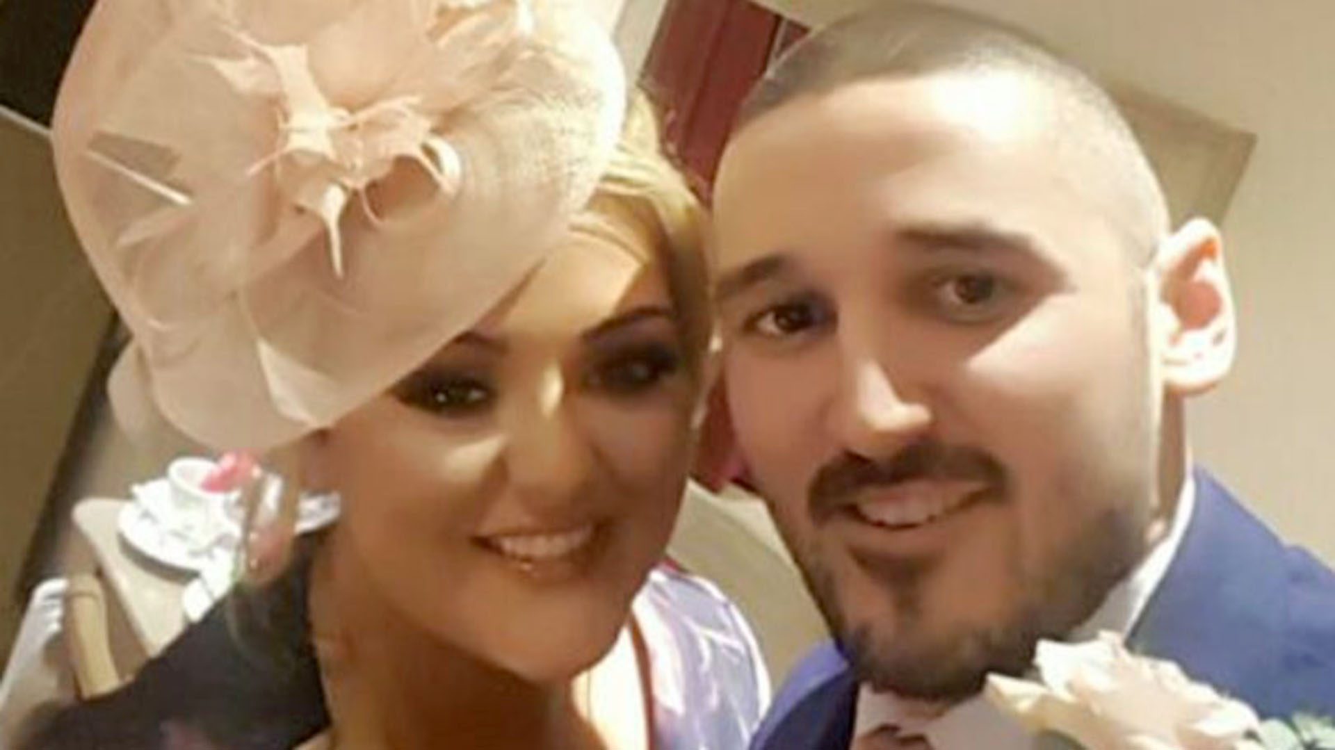 Megan Power y Tom Cribley,. en una foto de su boda