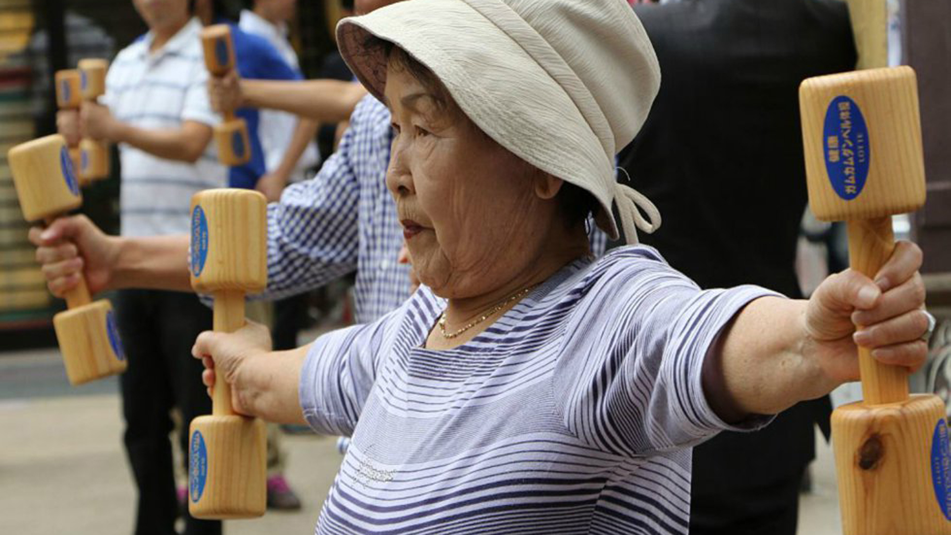 En Japón, la actividad física se mantiene con el correr de los años. Poseen una rutina nacional que desarrollan desde niños