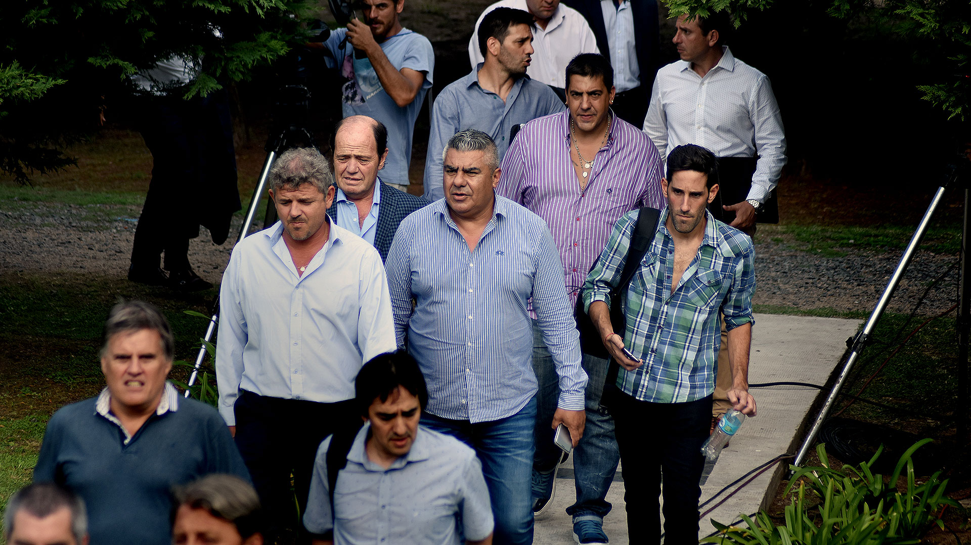 La llegada de Tapia al predio de Ezeiza acompañado por otros directivos (Nicolás Stulberg)
