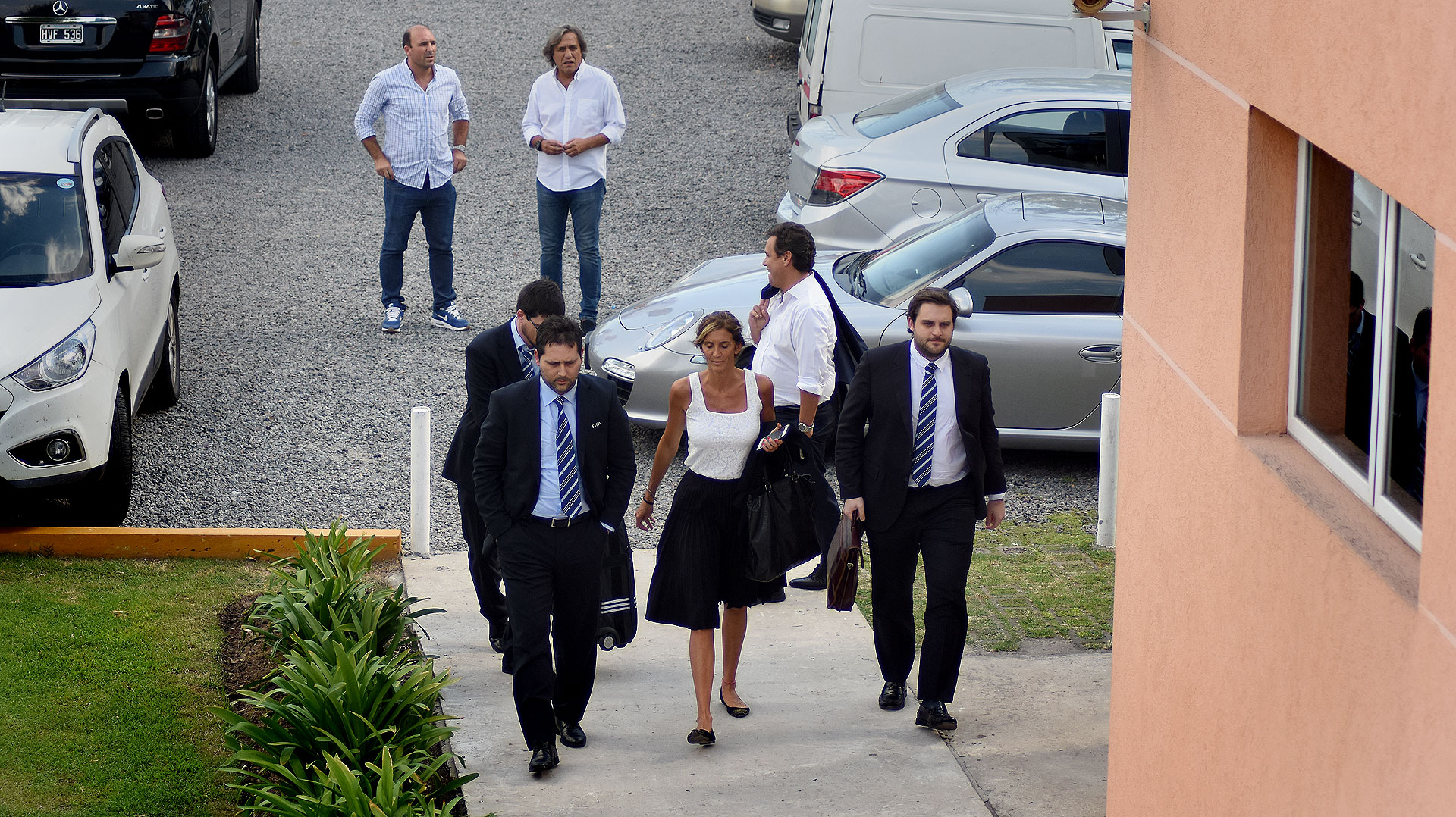 La llegada de la comitiva de FIFA a Ezeiza encabezada por Bertoni (Nicolás Stulberg)