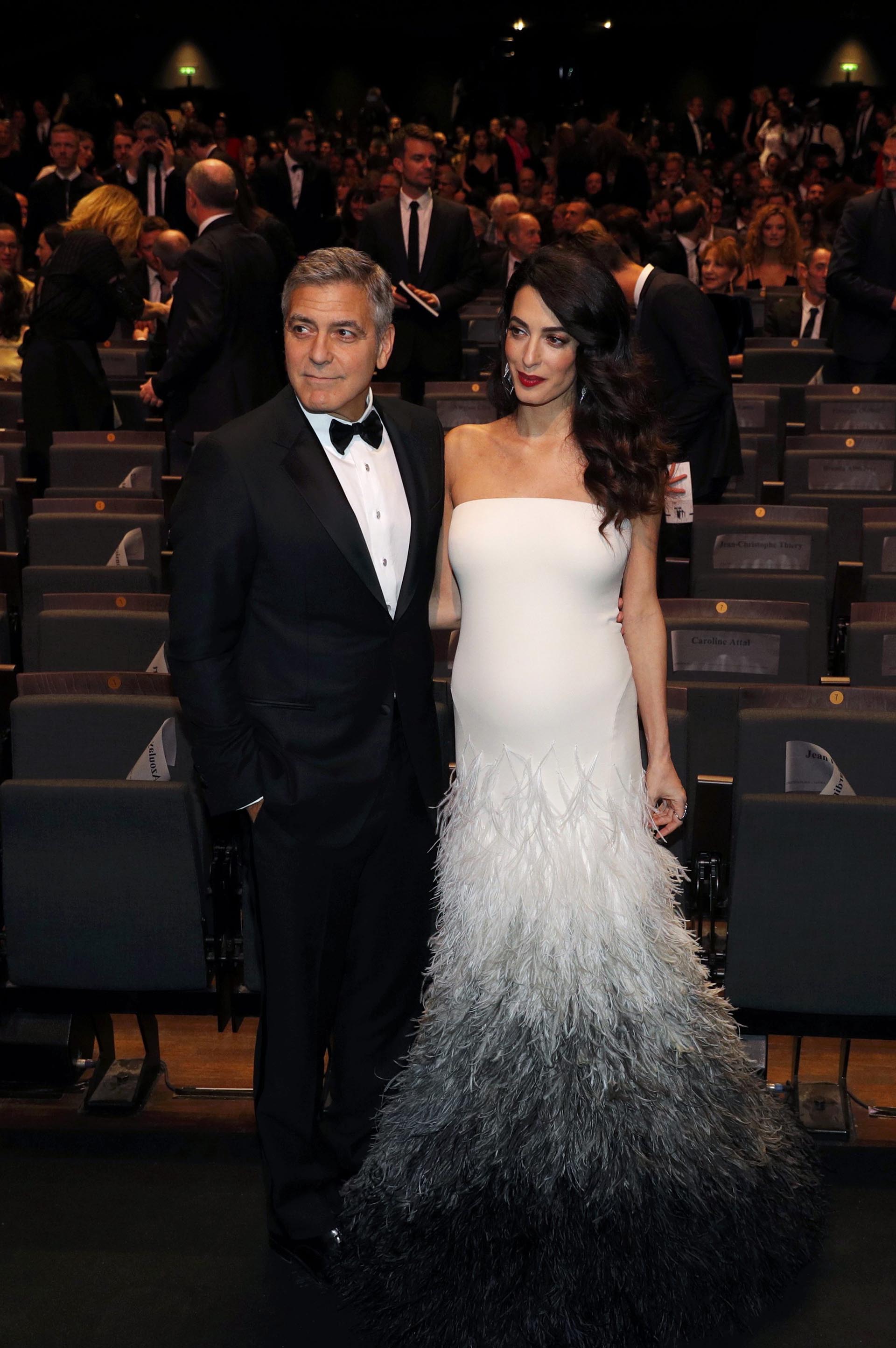 George Clooney con un elegante smoking y Amal Alamuddin con un espectacular diseño de Atelier Versace