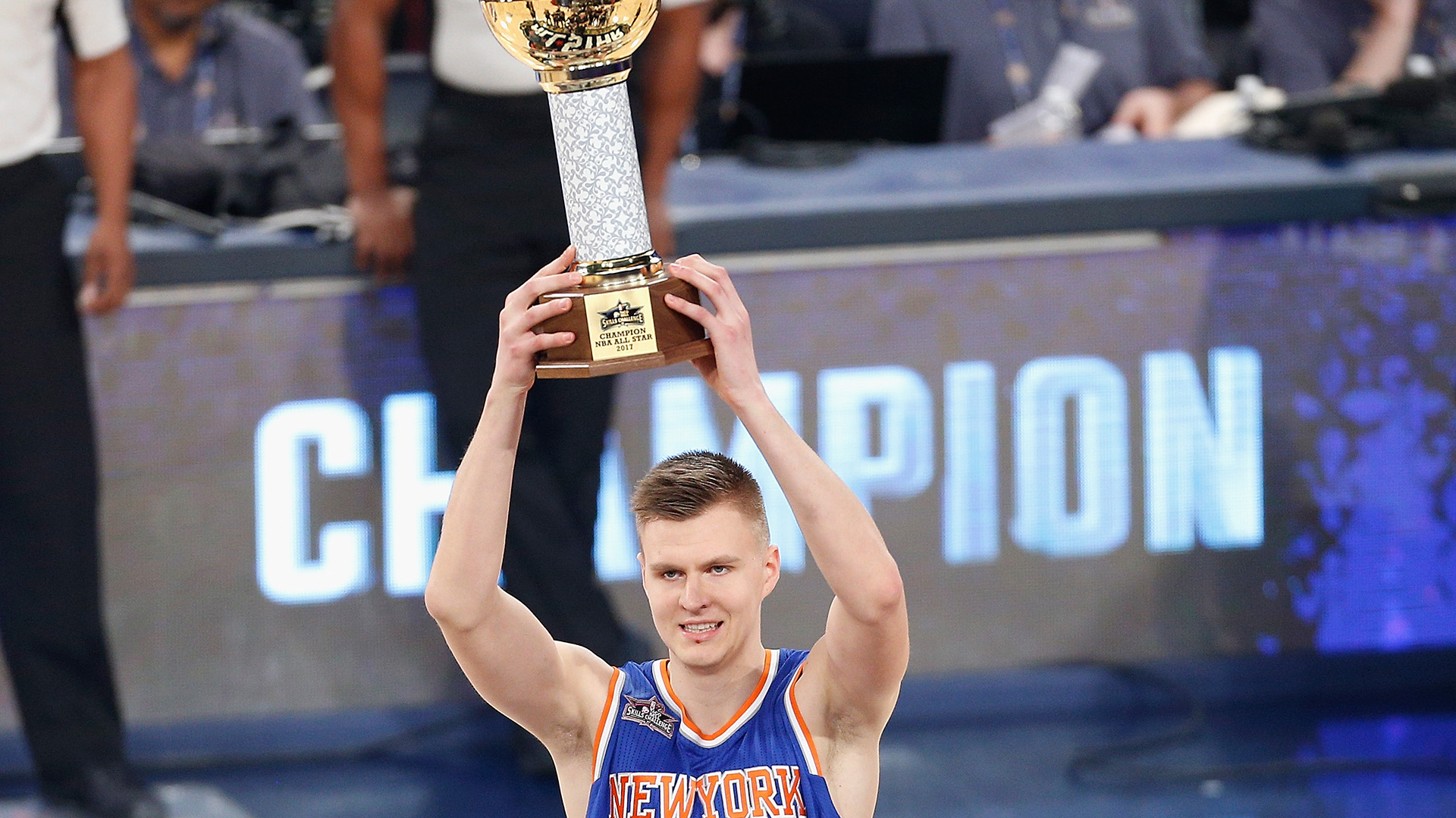 Con una altura de 2.21 metros y un juego versátil, fue elegido en la posición N° 4 del Draft de la NBA en 2015 (Foto: Getty)
