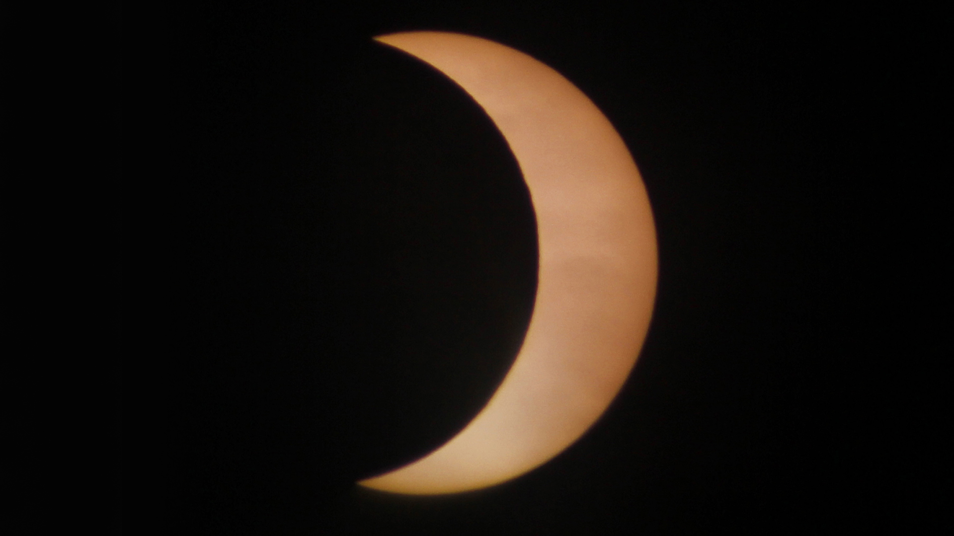 El eclipse de sol, que se pudo ver desde cualquier lugar del país, comenzó a las 9.27 de hoy