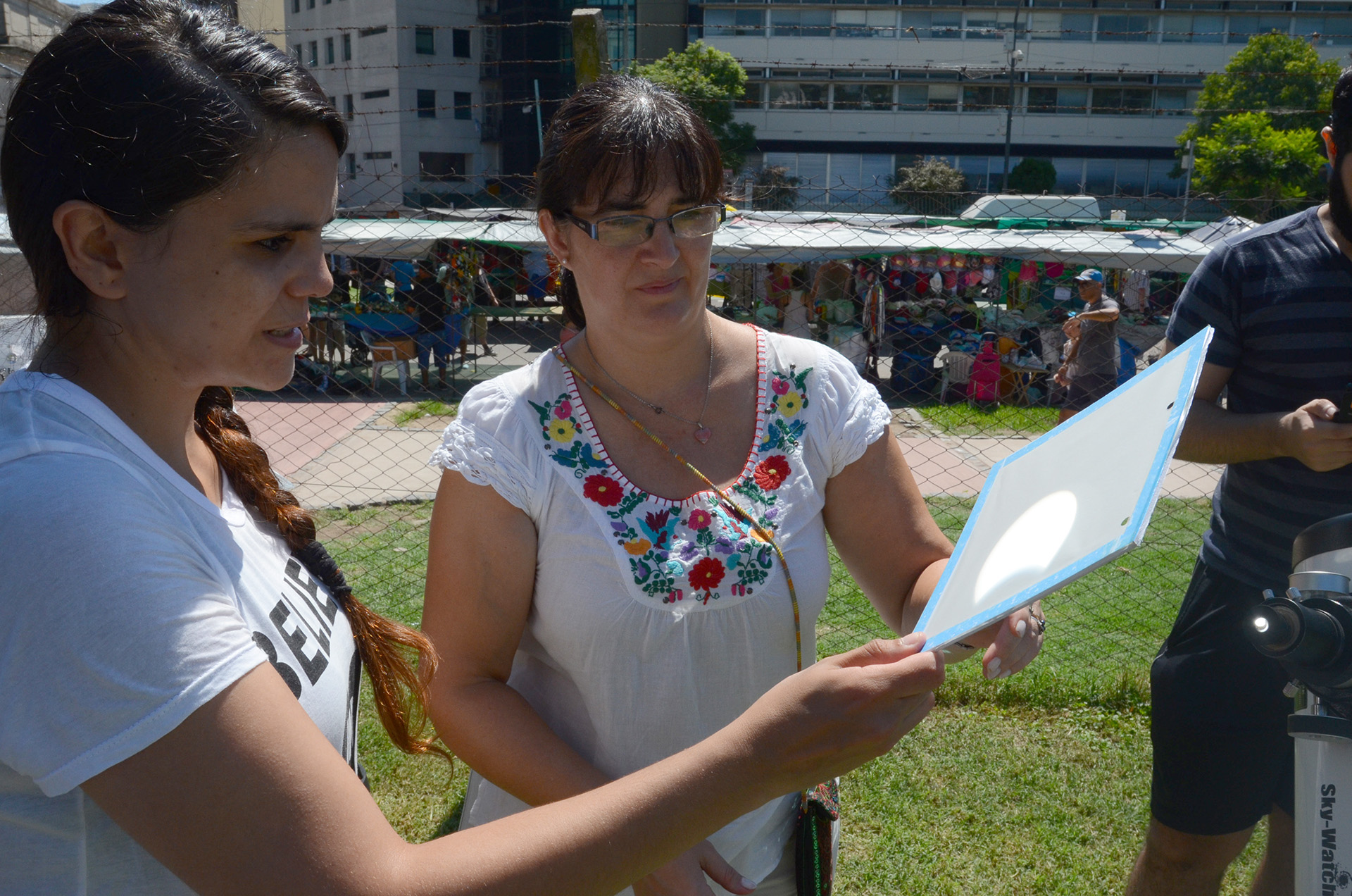 Vecinos y amantes de la astronomía, se dieron cita en Parque Centenario para poder ver al eclipse solar que se observó esta mañana hasta el mediodia