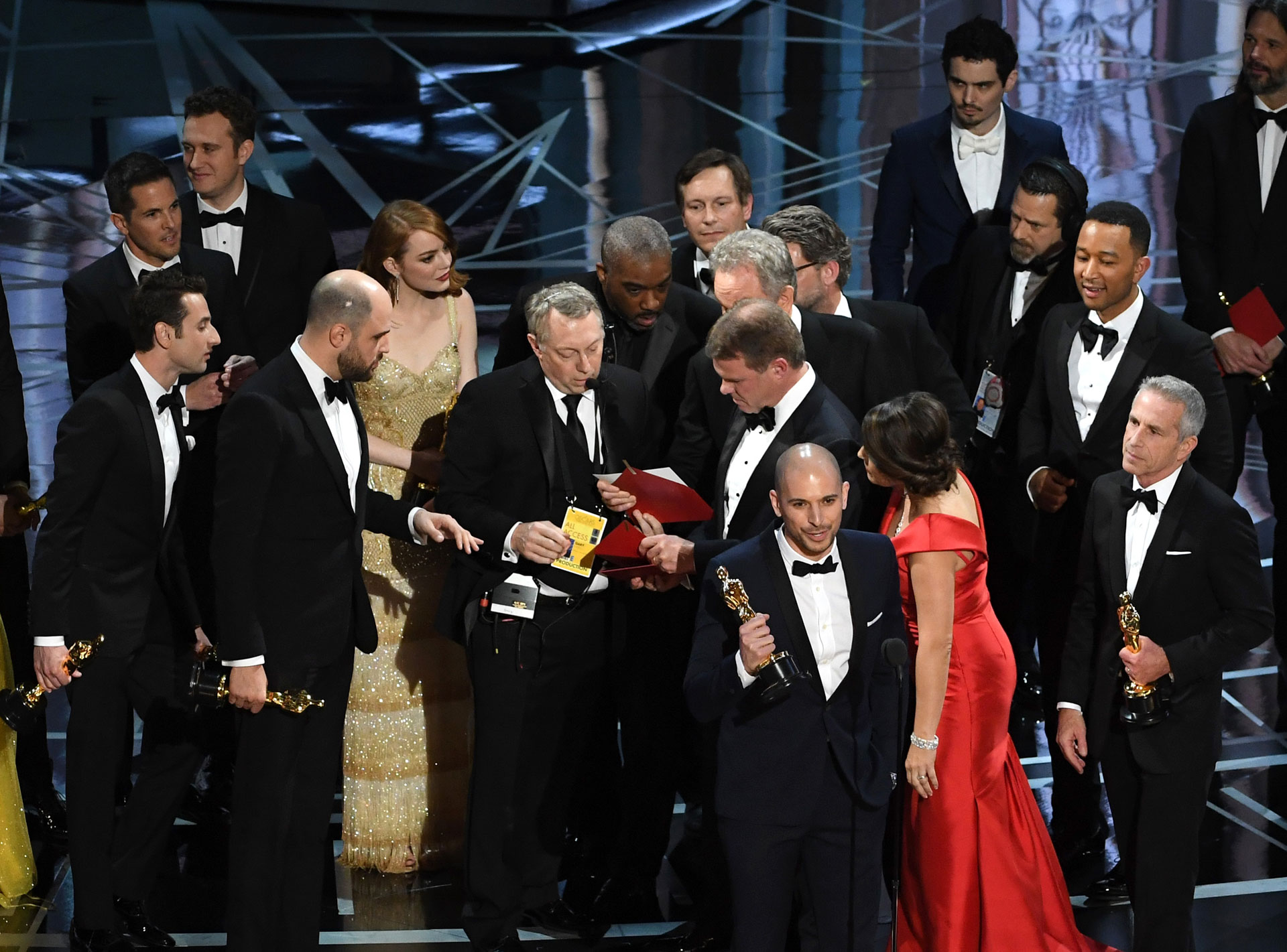 Tras el anuncio equivocado del premio para La La Land, un breve escándalo en el escenario y la aclaración: la ganadora era Moonlight.
