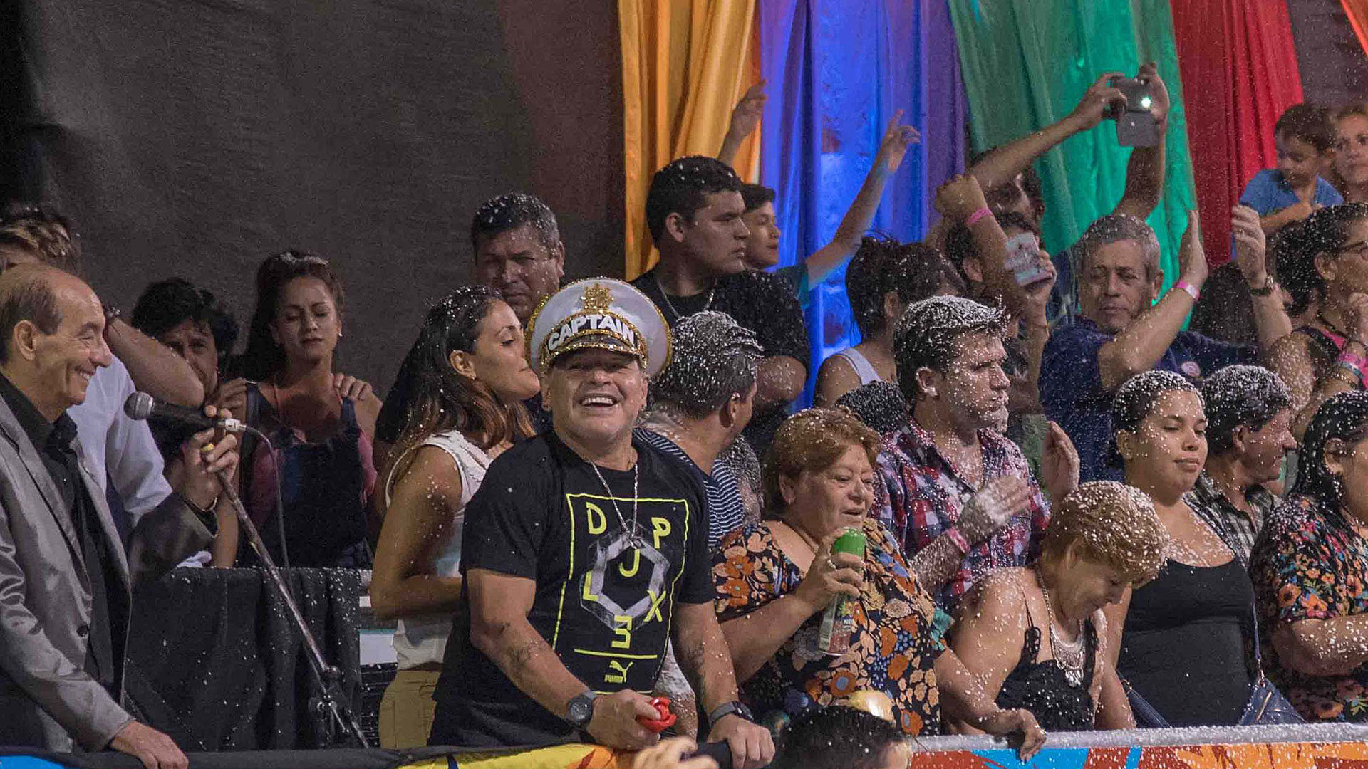 Diego Maradona disfrutó del carnaval de Corrientes con su familia (Télam)