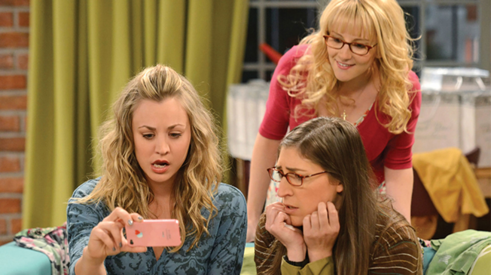 De izquierda a derecha: Kaley Cuoco, Mayim Bialik y Melissa Rauch