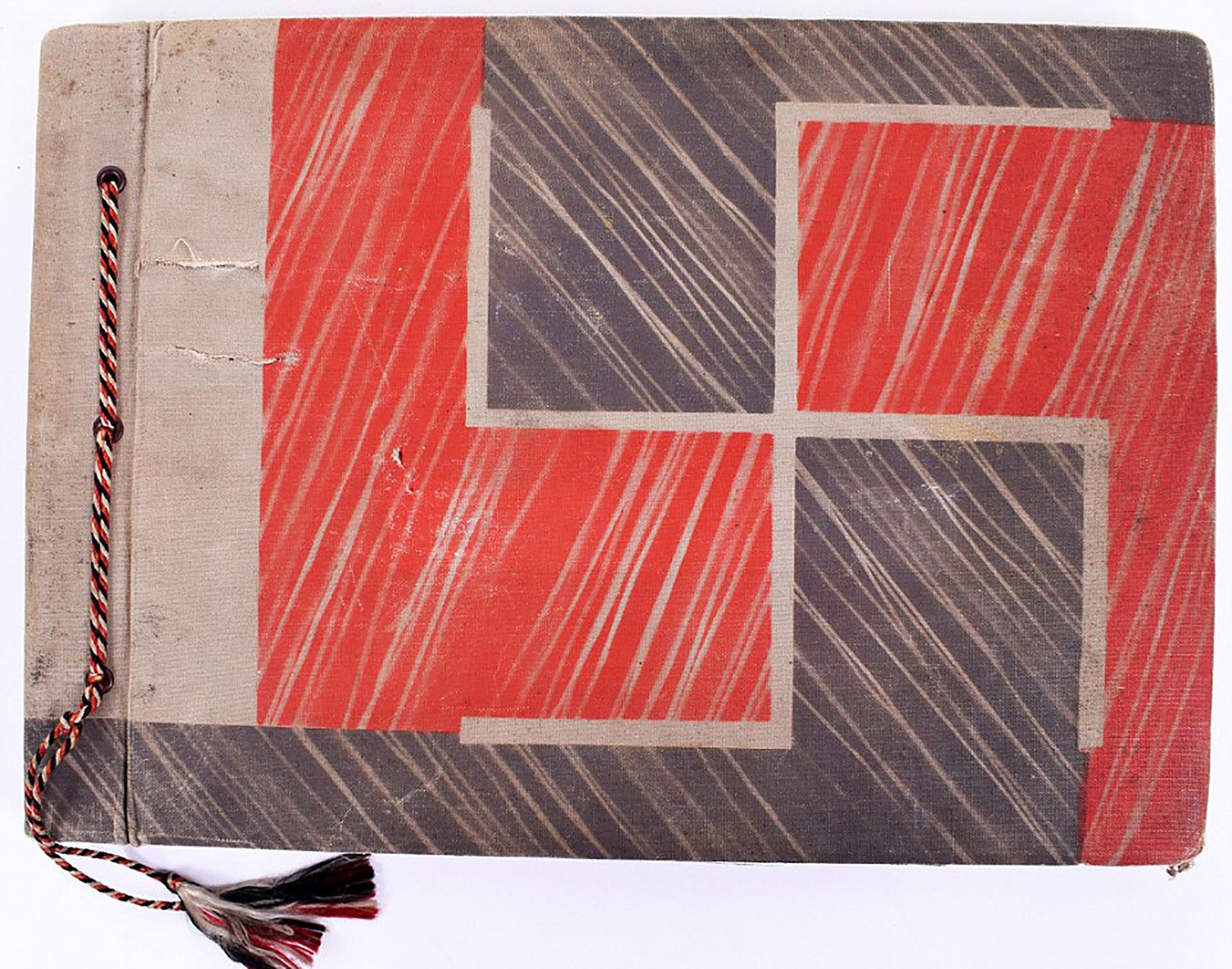 La portada del álbum fotográfico de Eva Braun es elocuente: una cruz esvástica lo decora en su totalidad (C&T Auctions/BNPS)