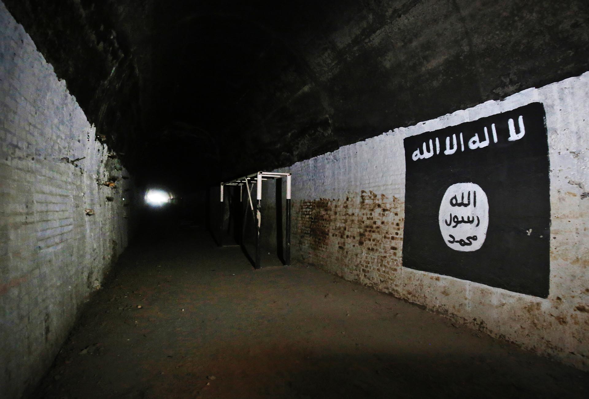 El extenso túnel tenía pintado en las paredes banderas de ISIS
