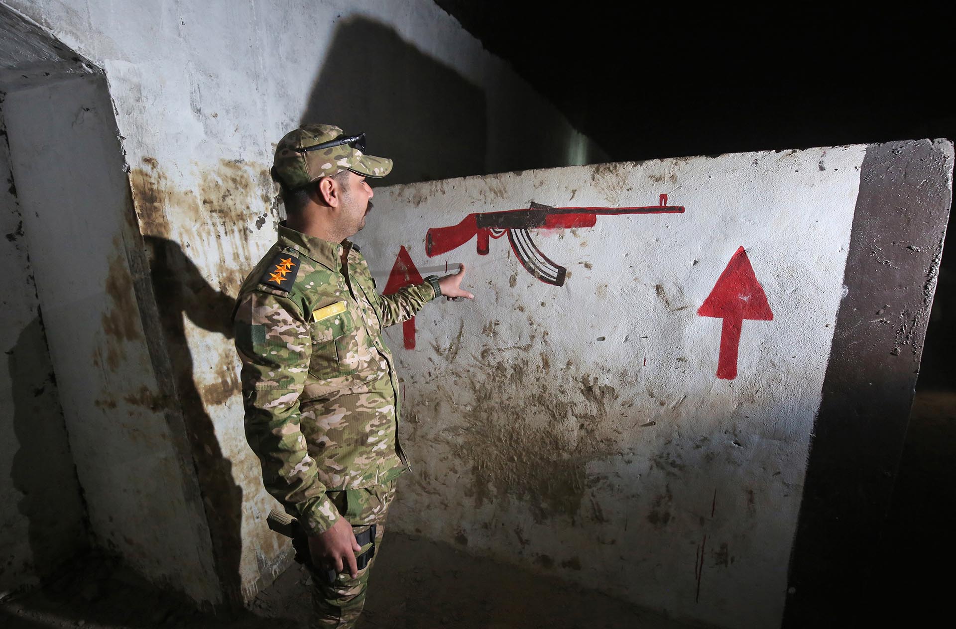 Las zonas de tiro estaban señaladas con dibujos de armas en las paredes