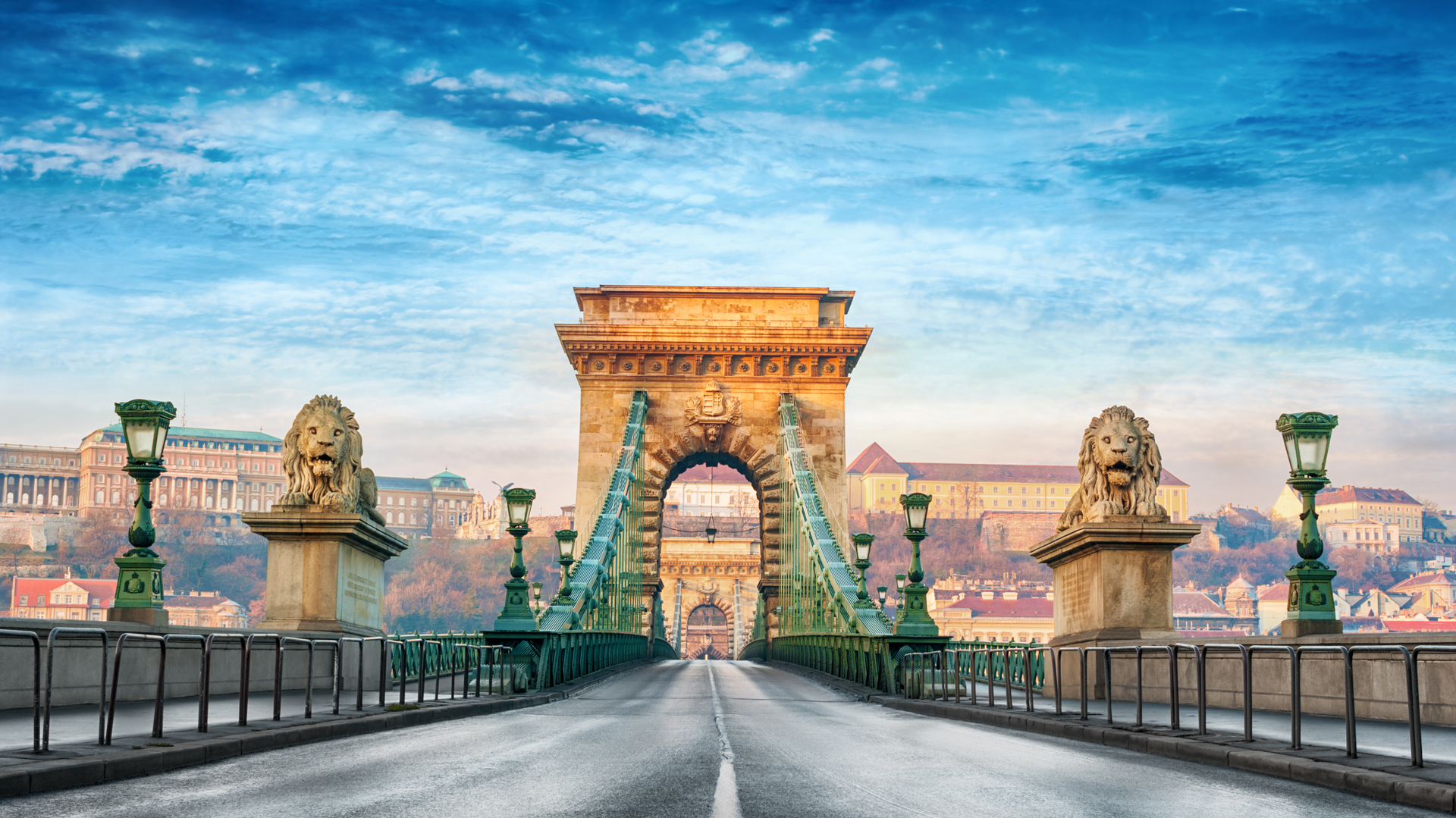 El puente de las cadenas Szechenyi en Budapest, Hungría tiene personalidad y carácter (istock)