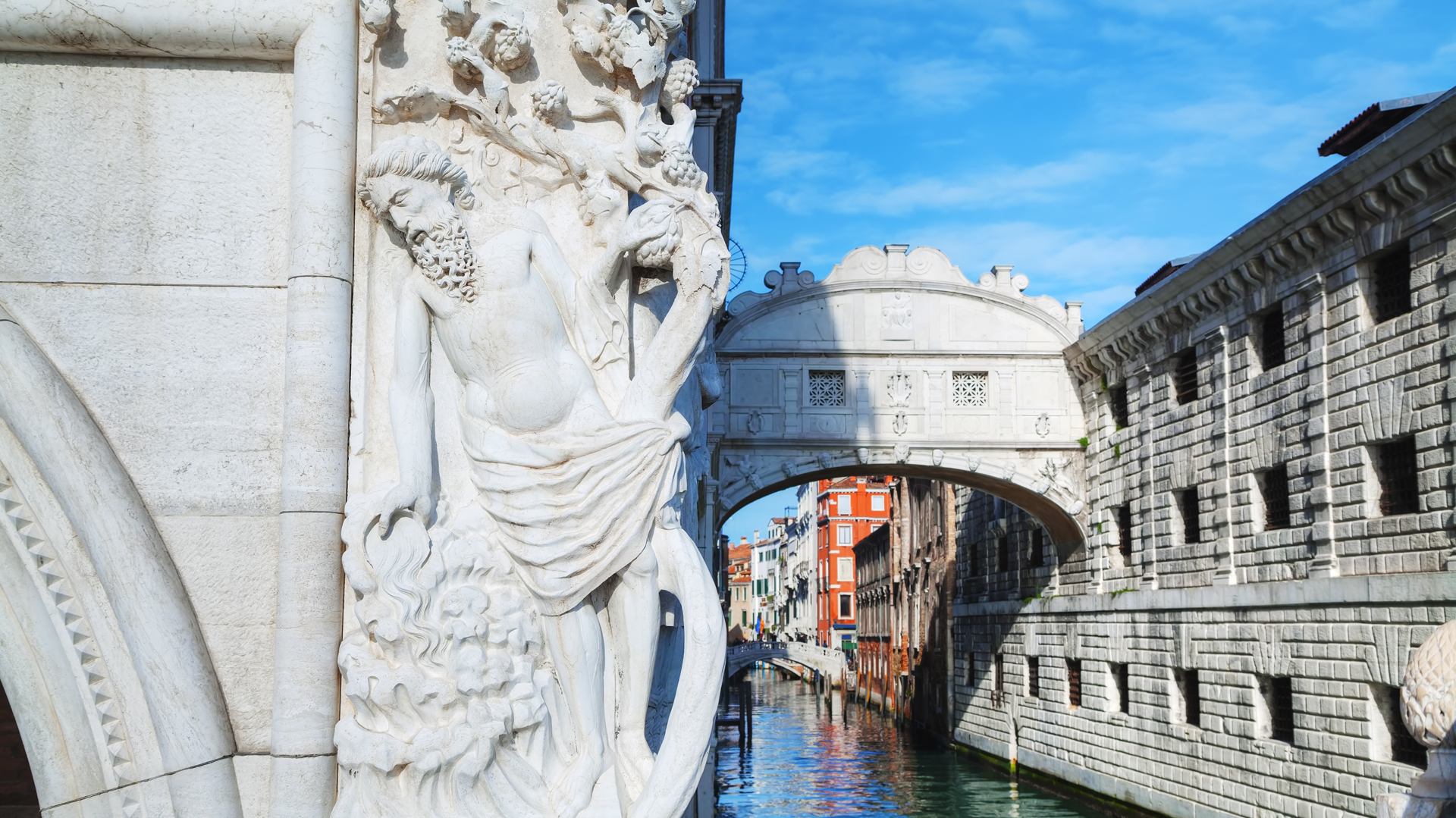 El puente de los Suspiros de Venecia une el Palacio Ducal con la antigua prisión (istock)