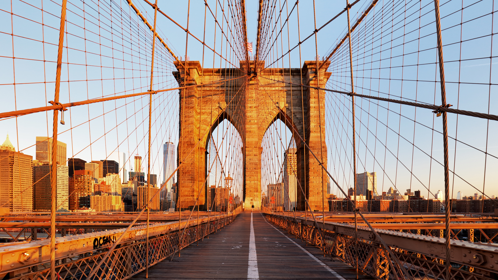 Aunque el cruce a pie es largo y puede hacer frío aún en días cálidos, la caminata al atardecer es un escenario seguro para impactar con las tomas (istock)