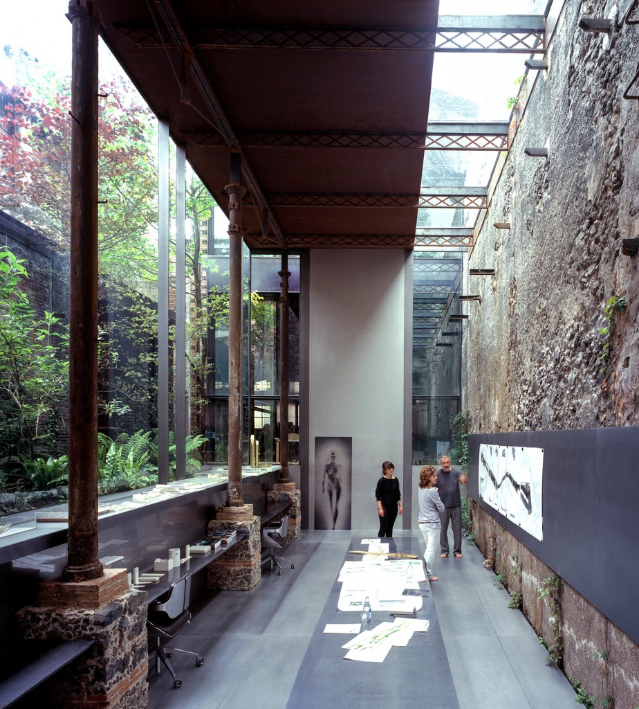 El interior y exterior del laboratorio se unen armoniosamente