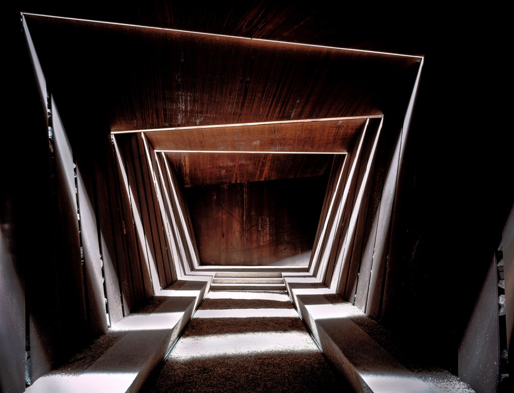 El interior de un viñedo, en camino hacia la sala de degustación, que permite la entrada de aire, luz y lluvia, creando sombras que cambian permanentemente