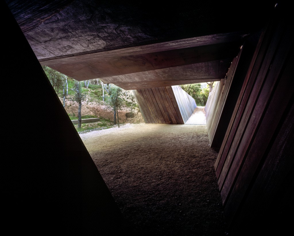 Una vista del pasillo exterior que conecta los laboratorios y las áreas de trabajo con la cava. Los visitantes, con vista al bosque, disfrutan de una experiencia en todos los sentidos