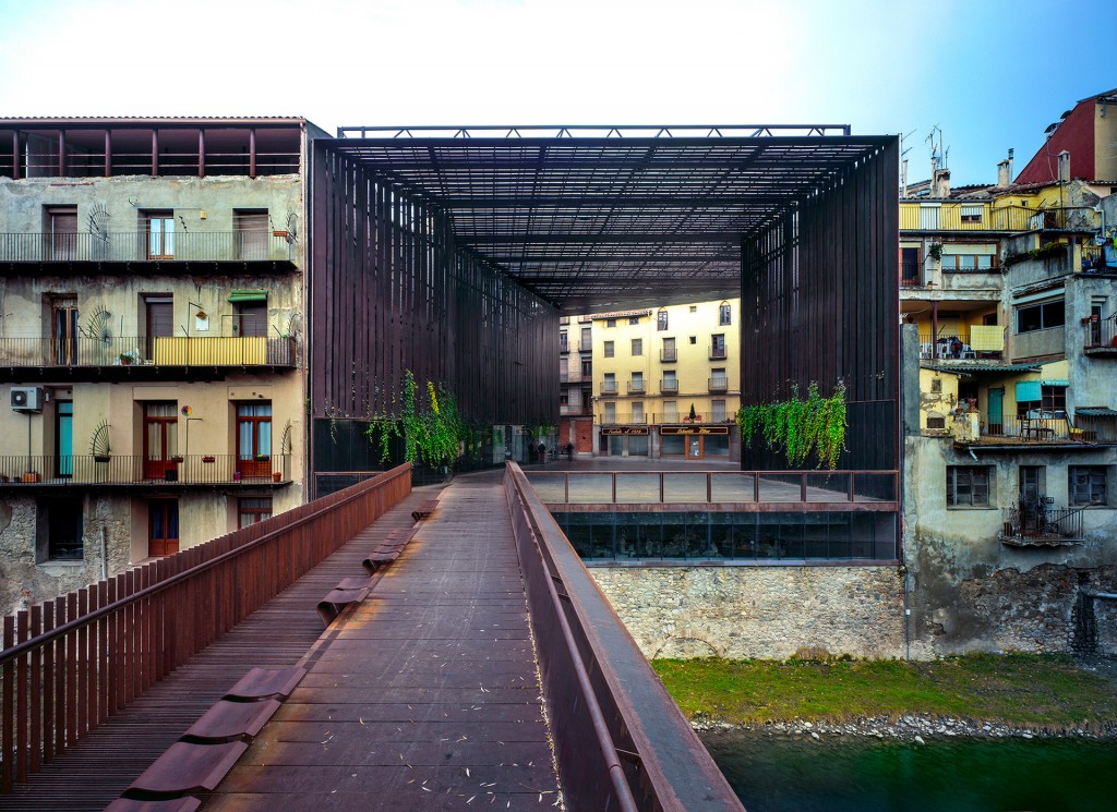 Teatro La Lira, a espacio abierto, en Girona, visto desde el lado opuesto del río Ter
