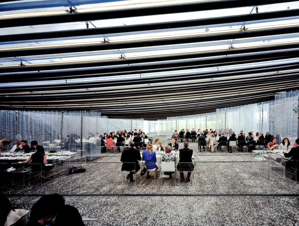 Restaurante Les Cols, en Girona. Uso de transparencias en mesas y sillas le dan más amplitud al espacio