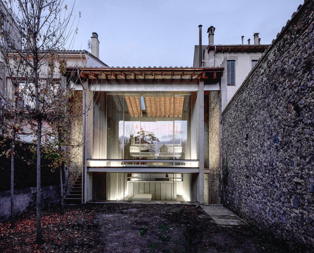 Row House, en Olot, Girona. En el pueblo natal de los arquitectos, una nueva casa fue insertada en el espacio entre dos paredes cuando una vieja construcción fue removida