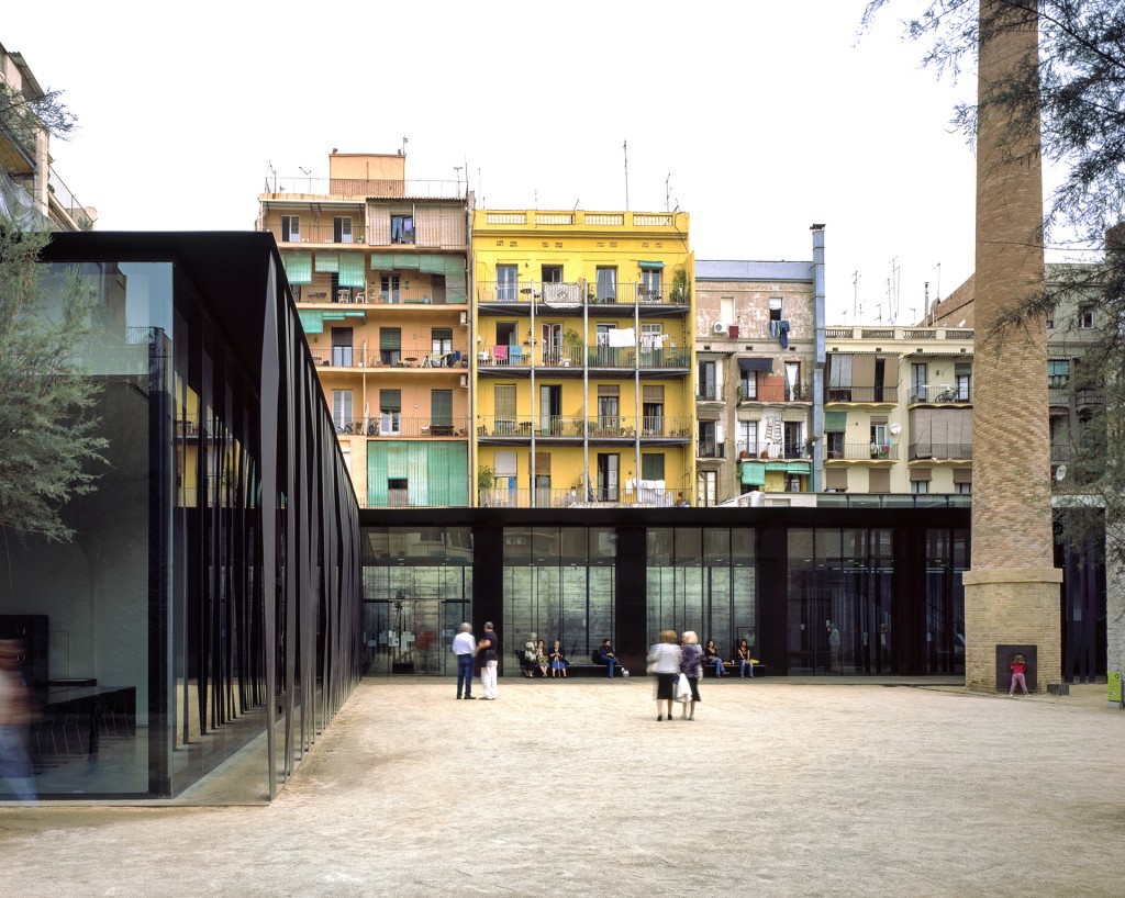Biblioteca Sant Antoni – Joan Oliver, en Barcelona. Los arquitectos mostraron las oportunidades sociales y de espacio que ofrecía el lugar, y las autoridades aceptaron la instalación de una librería y un centro para adultos