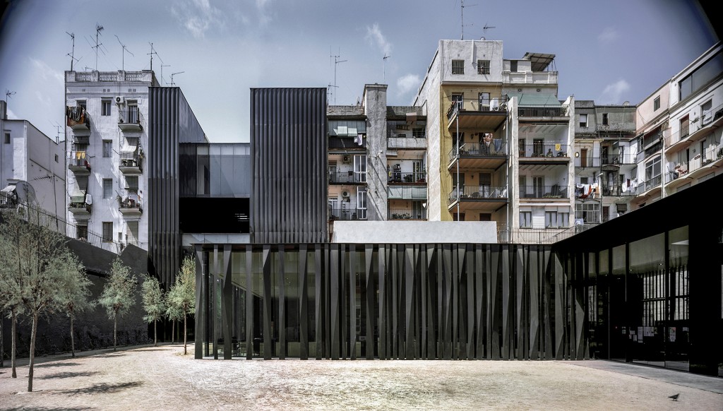 Biblioteca Sant Antoni – Joan Oliver, en Barcelona. El concurso para este proyecto era originalmente sólo para un edificio administrativo