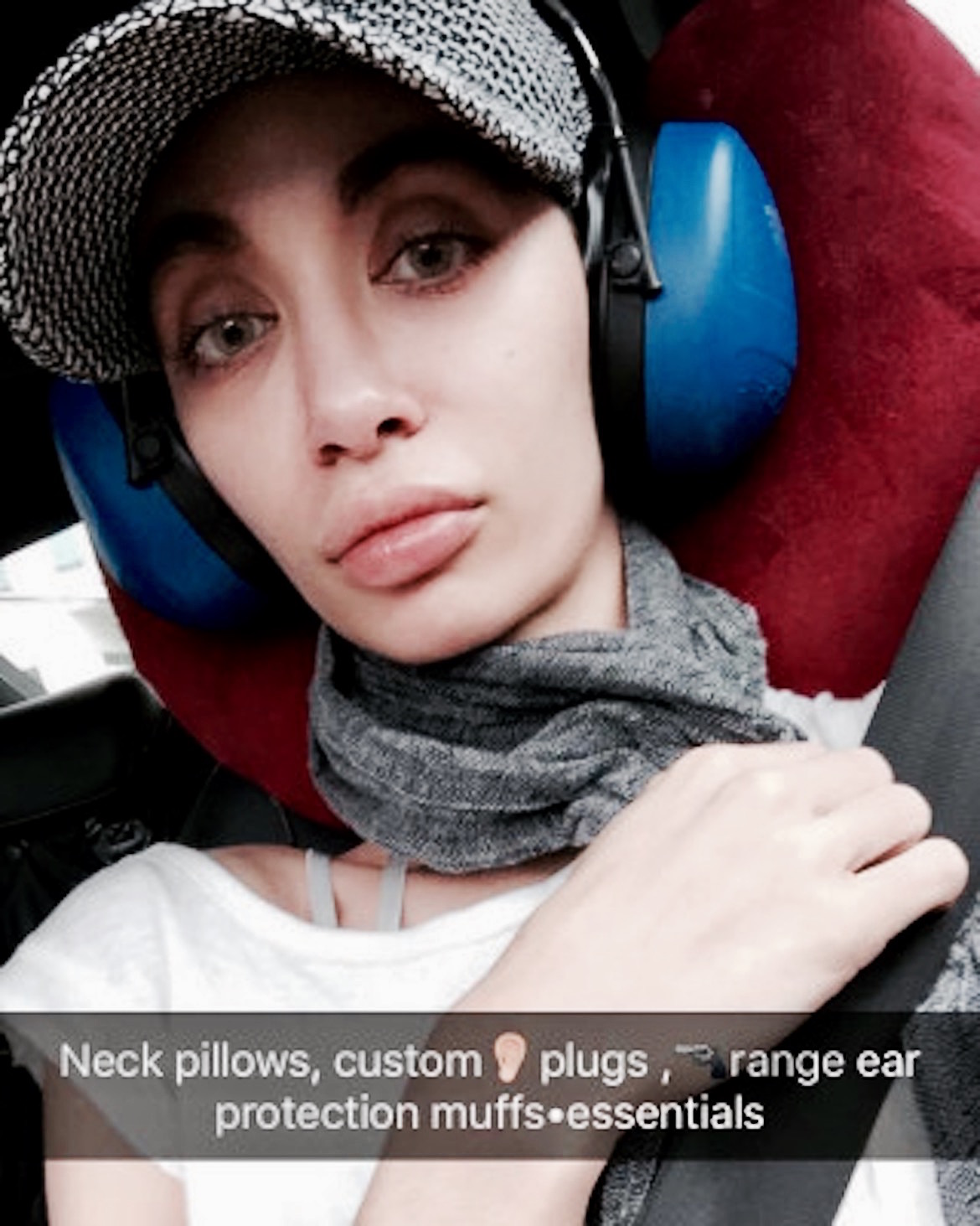 Almohadillas para el cuello, tapones hechos a medida y protectores de oídos de los utilizados en polígonos, los nuevos elementos esenciales de la modelo para poder salir a la calle